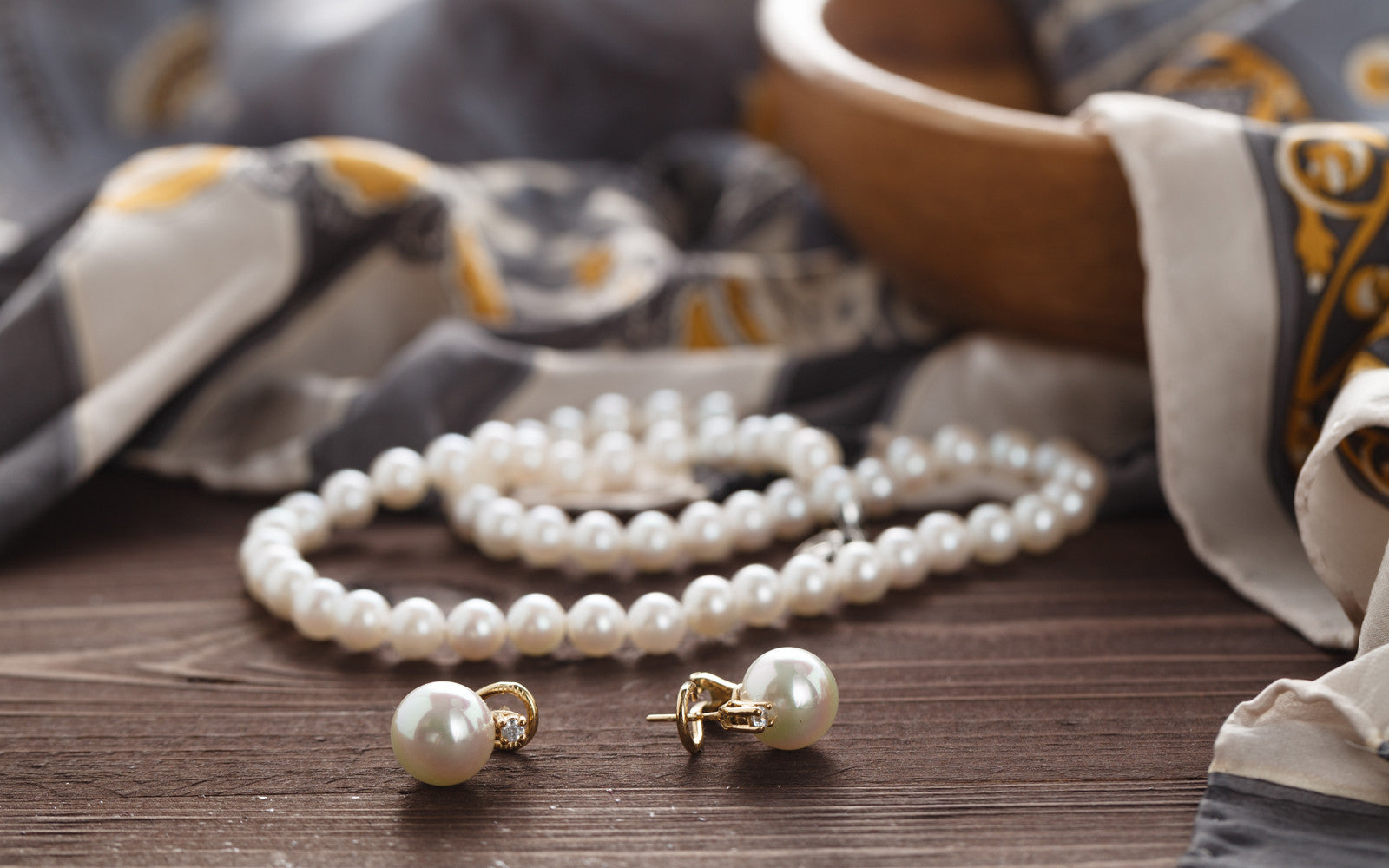 Enhance the beauty of pearls set by wearing them!
